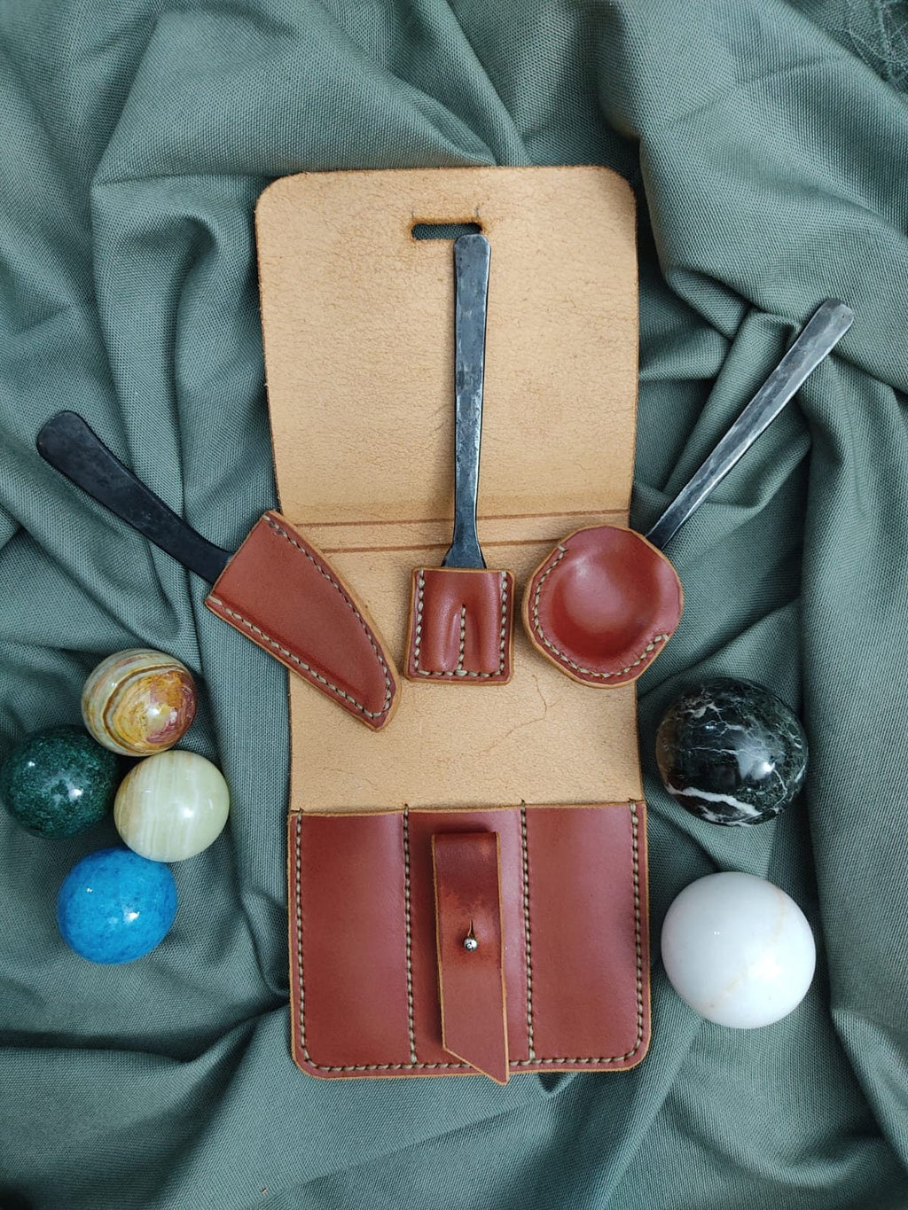 A Carbon Steel Set Carrying the Spirit of Ancient Forging Techniques
