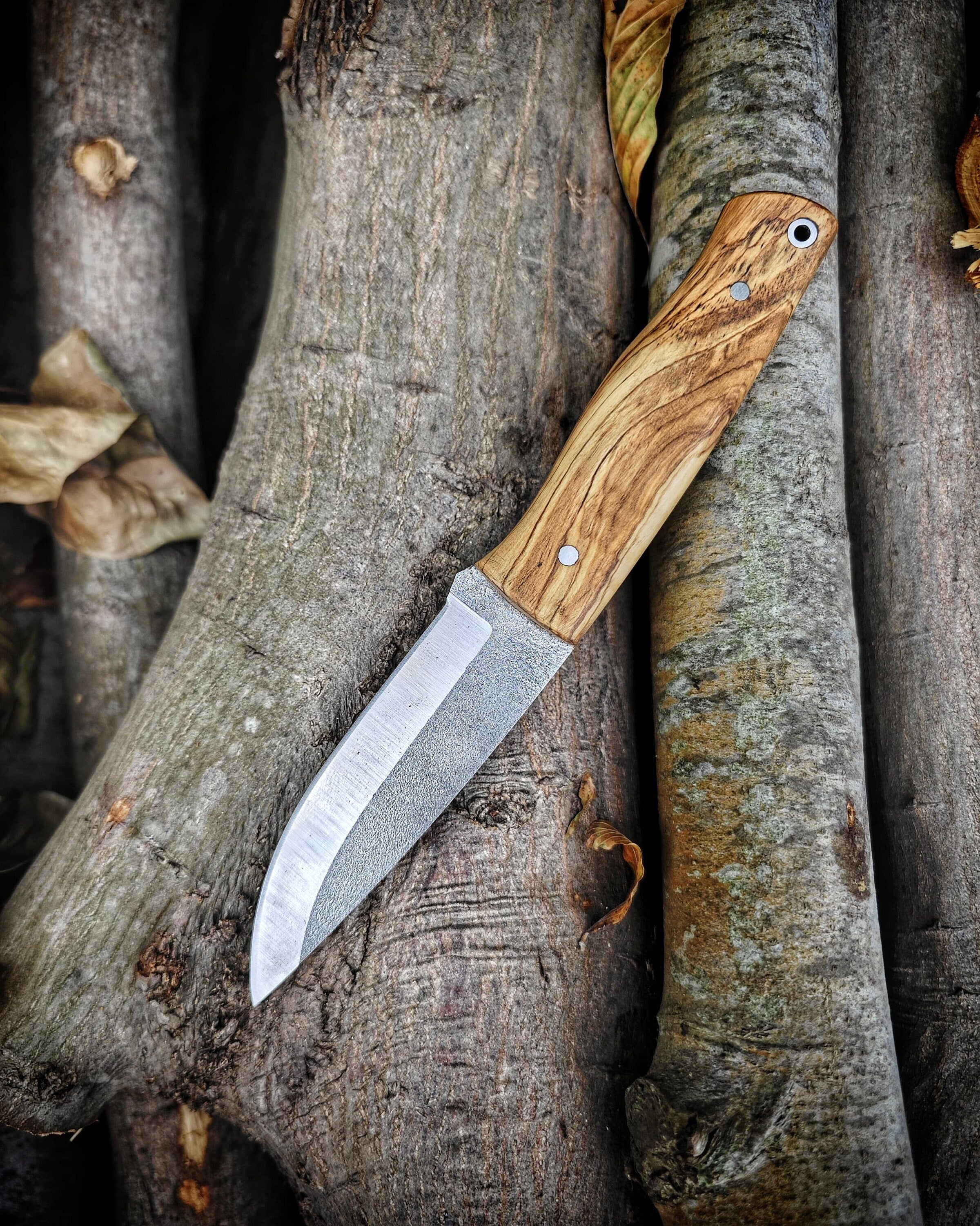 N690 stainless steel bushcraft knife with leather sheath