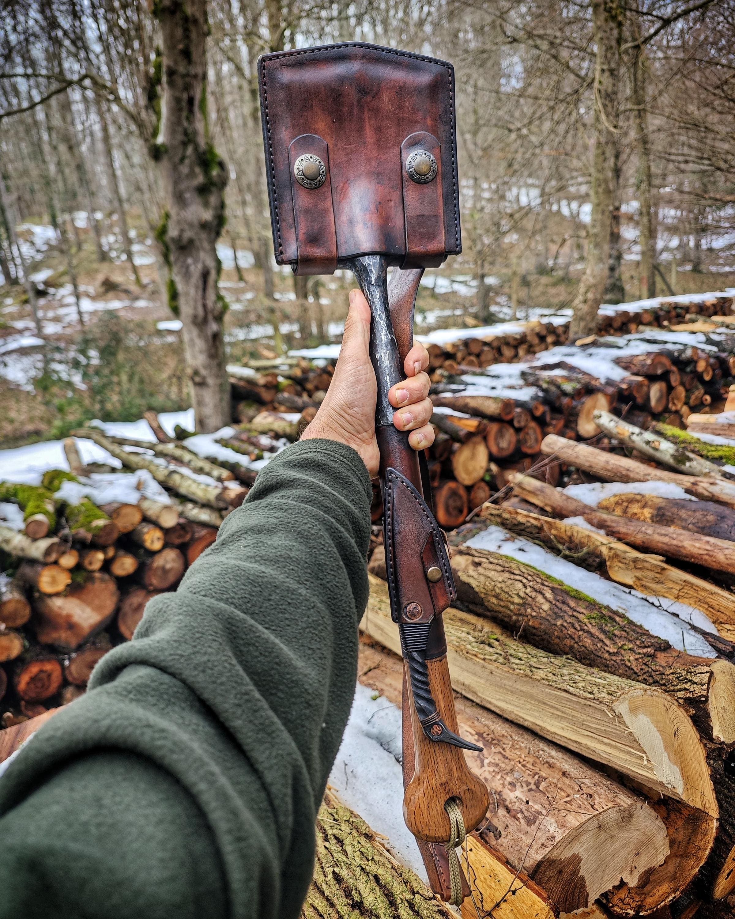 Bushcraft Survival Set – Hand-Forged Carbon Steel Shovel &amp; Raven-Head Knife – Leather Backpack Sheath for Camping Disaster Preparedness